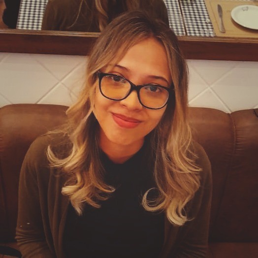 Foto de perfil de Sabrina Poderis. Sou uma mulher parda, eu estou usando um óculos preto e meu cabelo está pintado de loiro